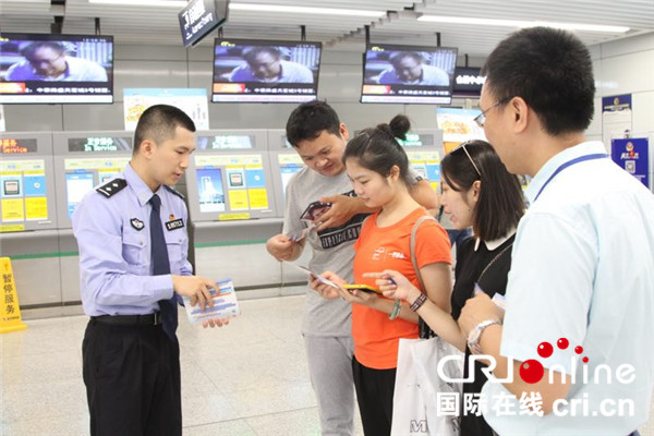 【唐已審】【供稿】【八桂大地-南寧】【園區建設】【移動端】民警在南寧地鐵出口宣傳“只跑一次”政策