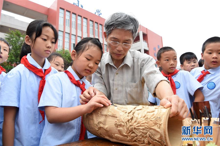 重慶：非遺文化進校園