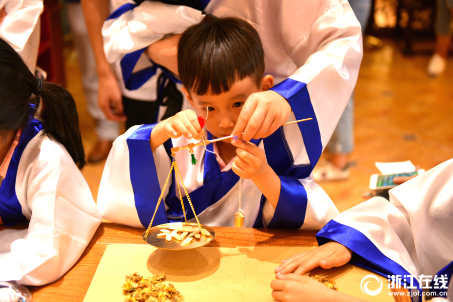 浙江余杭：兒童體驗中藥師