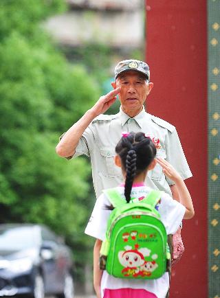 幼兒園前的敬禮爺爺 18年堅持給孩子問好