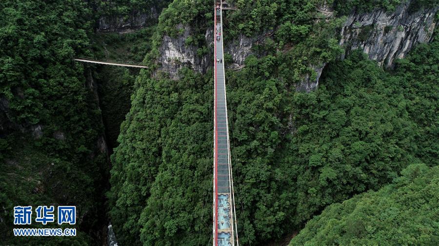 玻璃橋上賞風景