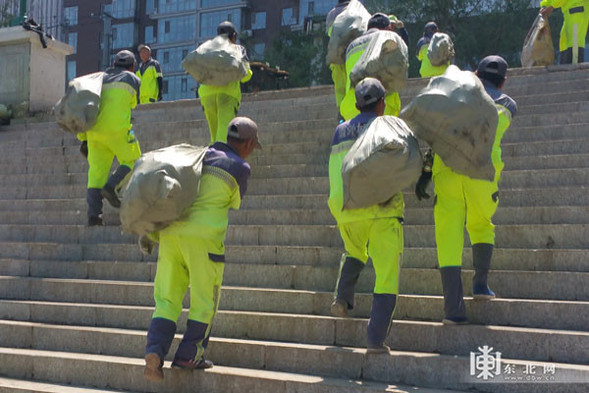 哈爾濱市三百環衛工松花江上撿蛤蜊