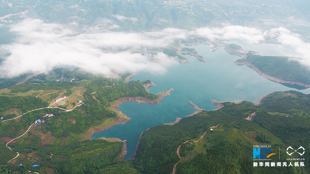 航拍深山“藍寶石”重慶清水湖