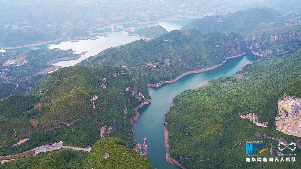 航拍深山“藍寶石”重慶清水湖