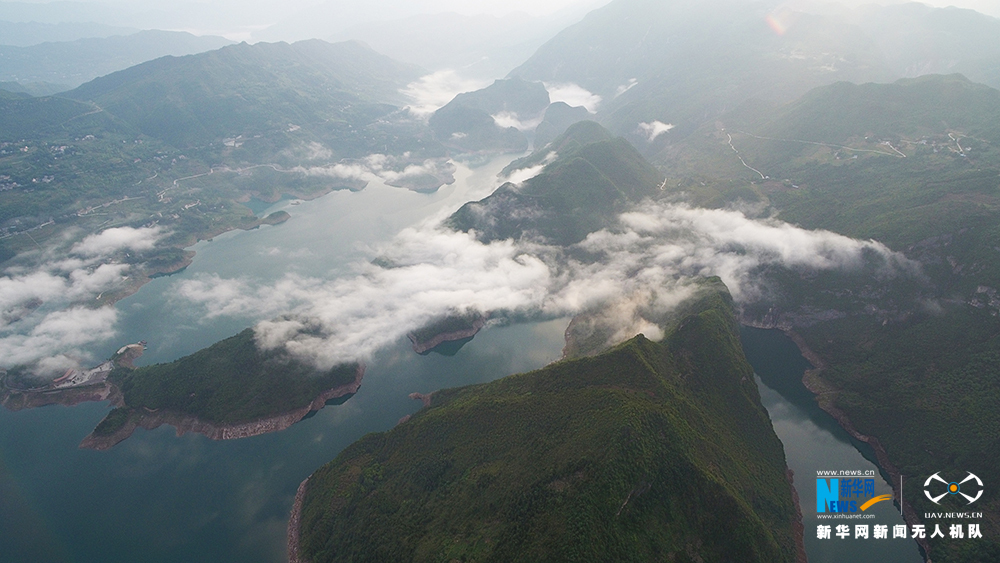 航拍深山“藍寶石”重慶清水湖