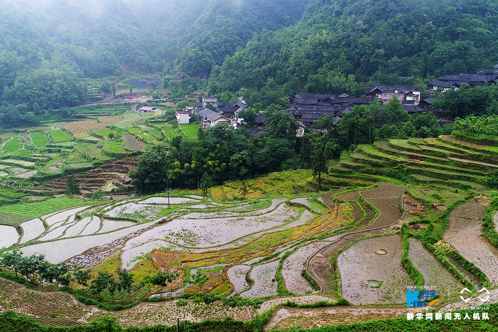 航拍重慶霧中古村落 古橋流水慢時光