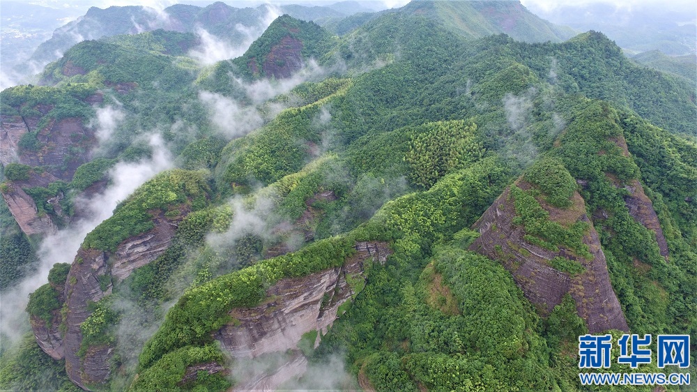 雲中畫卷 航拍雨後南武當雲霧繚繞