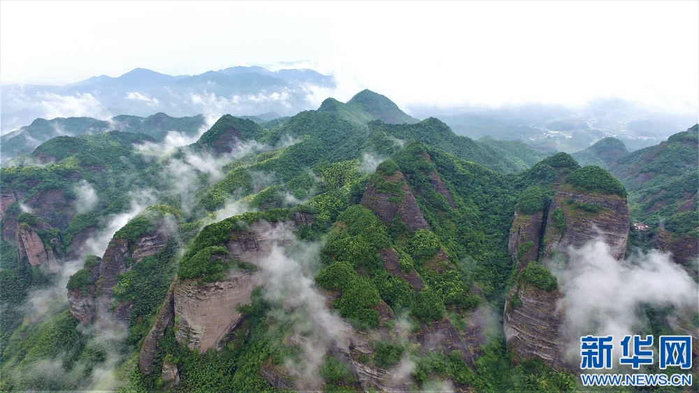 雲中畫卷 航拍雨後南武當雲霧繚繞