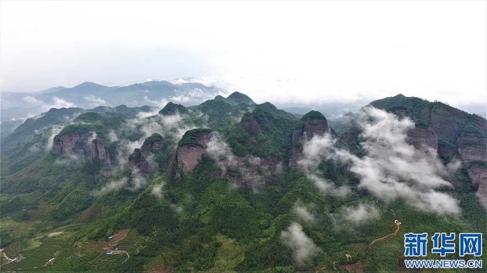 雲中畫卷 航拍雨後南武當雲霧繚繞