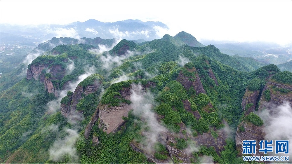 雲中畫卷 航拍雨後南武當雲霧繚繞