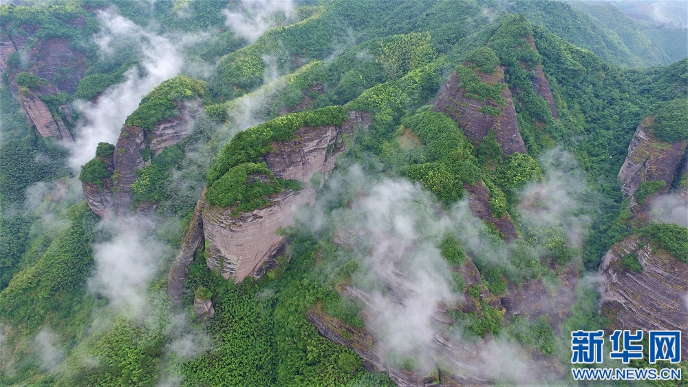 雲中畫卷 航拍雨後南武當雲霧繚繞