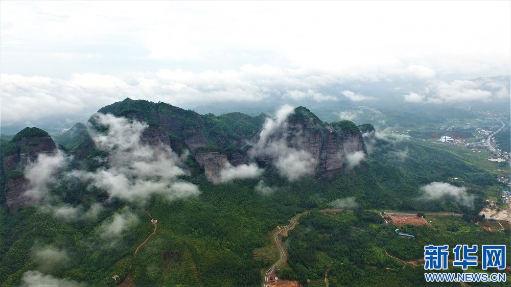 雲中畫卷 航拍雨後南武當雲霧繚繞