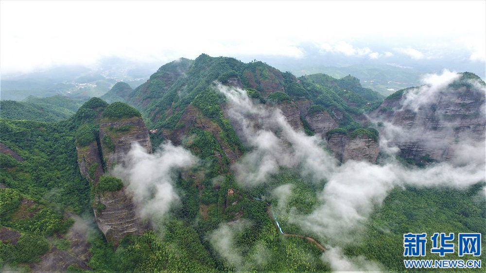 雲中畫卷 航拍雨後南武當雲霧繚繞