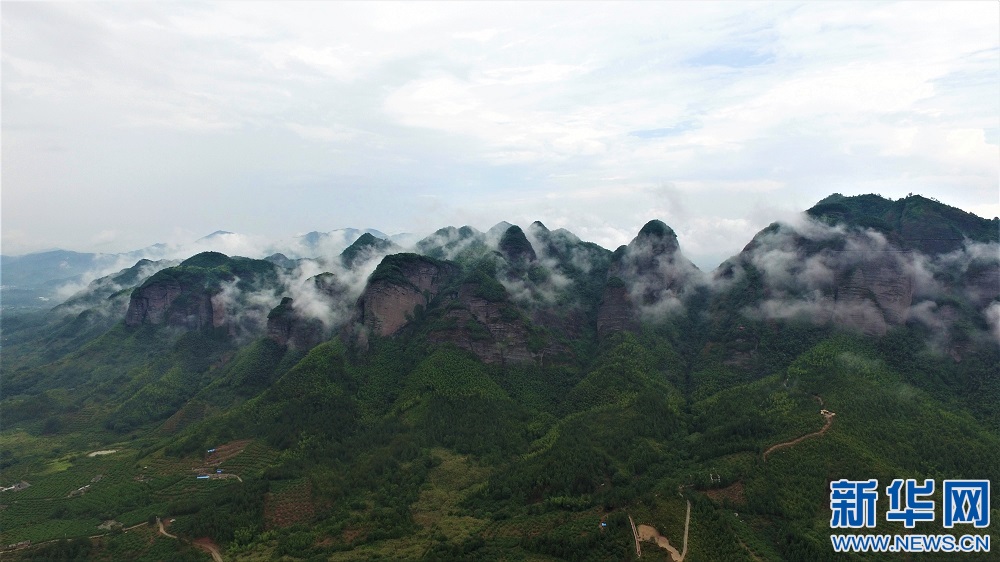 雲中畫卷 航拍雨後南武當雲霧繚繞