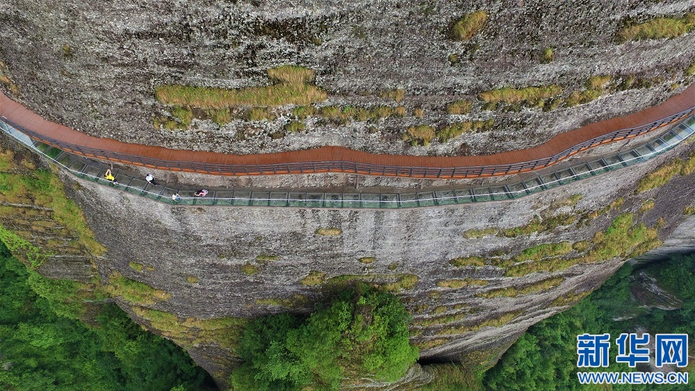 淩空漫步 航拍江西南武當山百米玻璃棧道