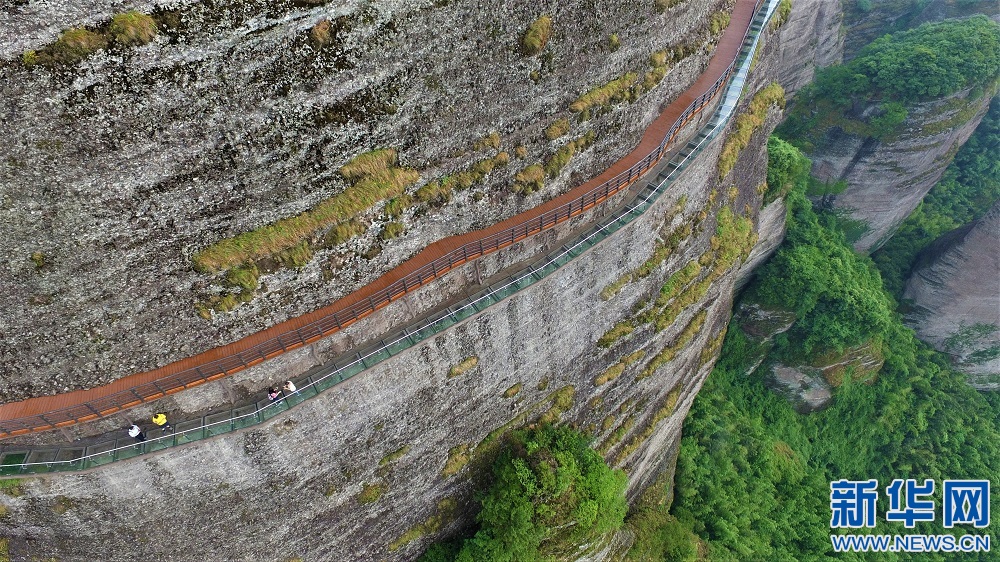 淩空漫步 航拍江西南武當山百米玻璃棧道