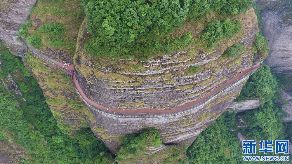 淩空漫步 航拍江西南武當山百米玻璃棧道