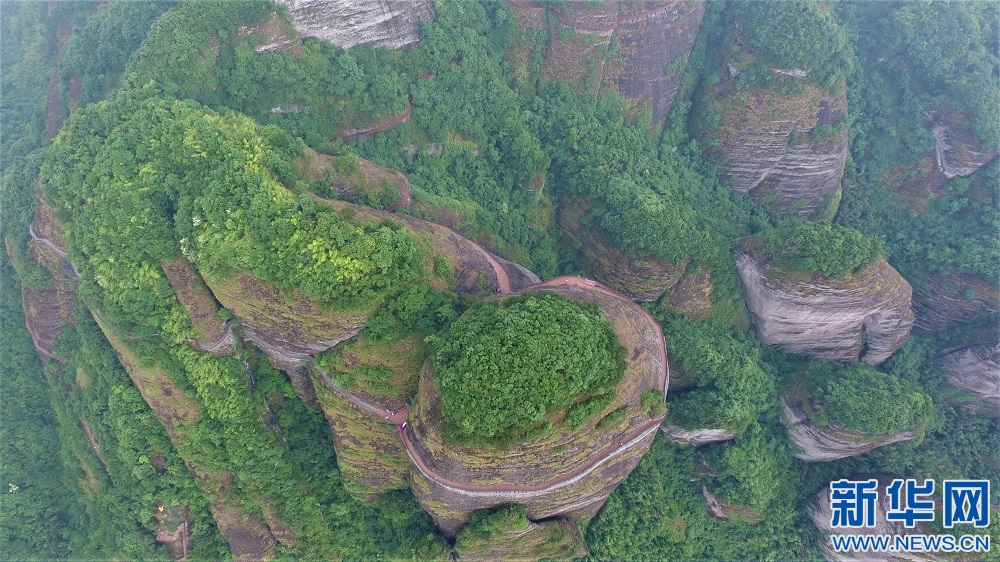 淩空漫步 航拍江西南武當山百米玻璃棧道