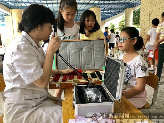 [焦點圖、移動端、熱門文章]廣西：“全國愛眼日”義診活動走進校園