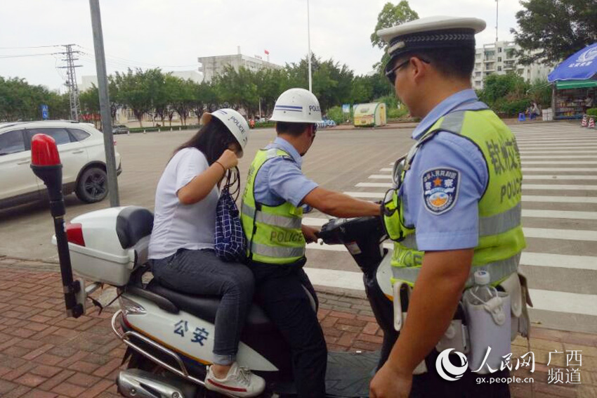 [焦點圖、八桂大地梧州]高考忘帶准考證！欽州交警緊急護送考生拿證