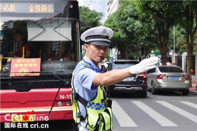 [唐已審][供稿]南寧交警全力護航高考交出“滿分答卷”