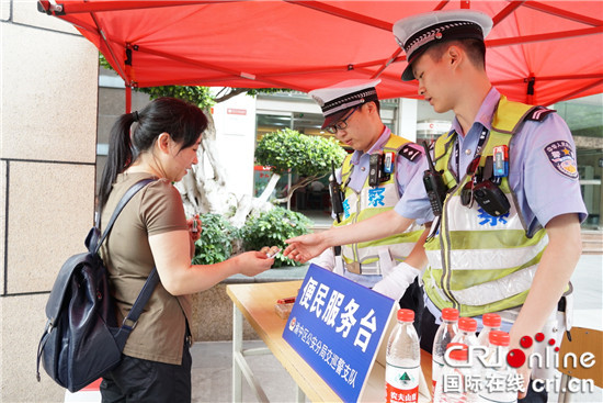 【法制安全】渝中警方全力護考 轄區考點考生全部順利參考