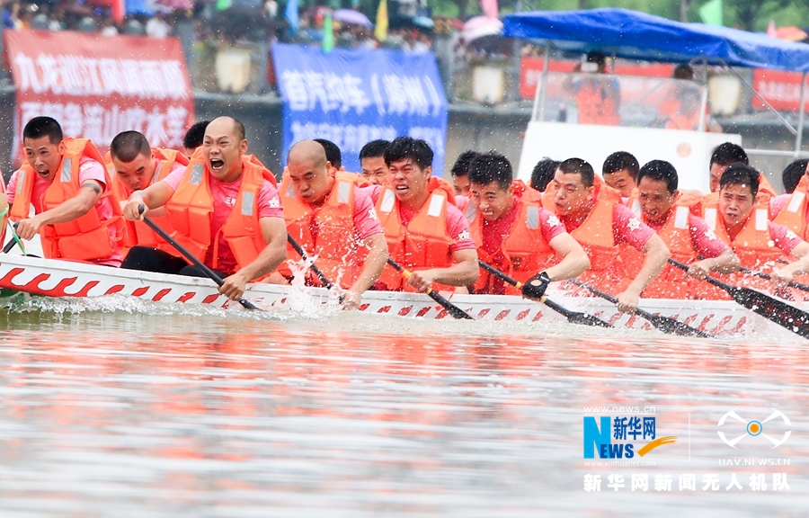 福建華安：九龍江上龍舟競渡