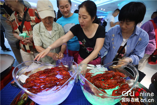 （供稿 文體列表 三吳大地南京 移動版）苑瓊丹徐申東攜《泡菜愛上小龍蝦》空降南京