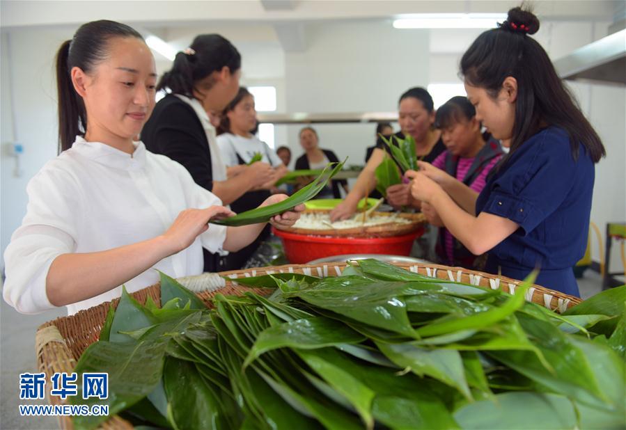 湖北宣恩：安置點新居迎端午