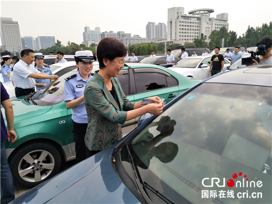 （供稿 社會廣角列表 三吳大地泰州 移動版）泰州舉行爭創“文明交通示範車”活動啟動儀式