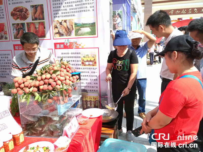 無邊欄【唐已審】【原創】【廣西要聞】【八桂大地、八桂大地-欽州】【焦點圖】【移動端-焦點圖】【旅遊文體】靈山秀水留人影  名優商品引客來