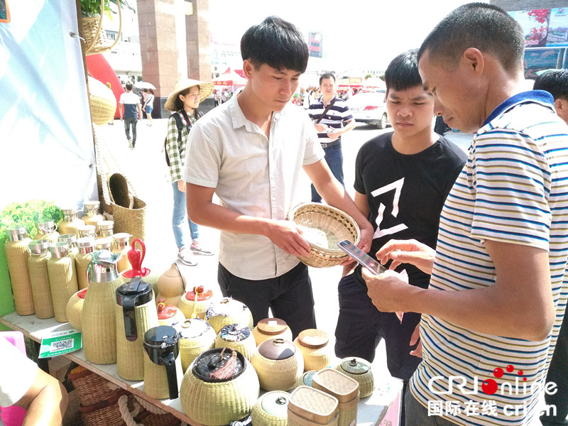 無邊欄【唐已審】【原創】【廣西要聞】【八桂大地、八桂大地-欽州】【焦點圖】【移動端-焦點圖】【旅遊文體】靈山秀水留人影  名優商品引客來