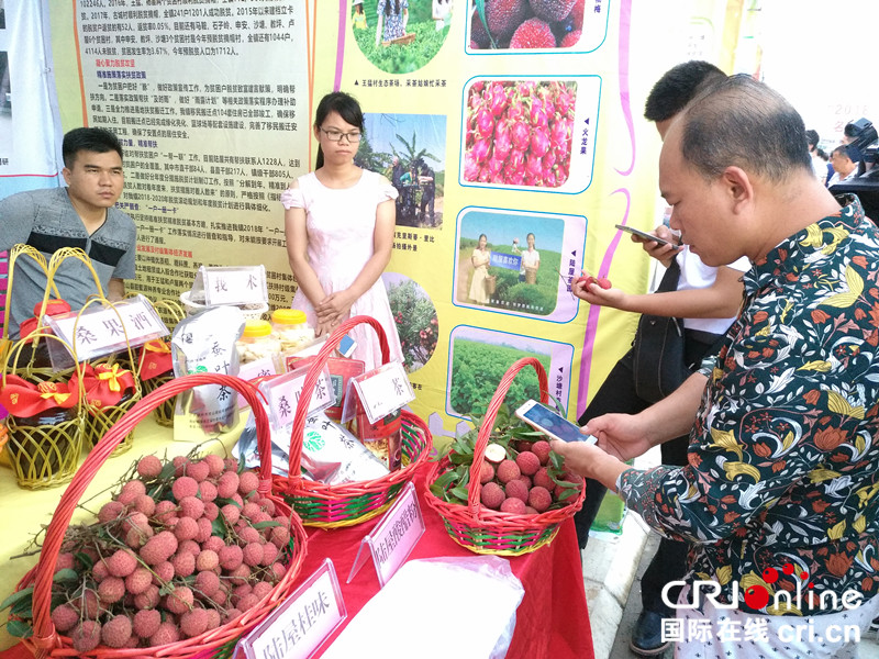 無邊欄【唐已審】【原創】【廣西要聞】【八桂大地、八桂大地-欽州】【焦點圖】【移動端-焦點圖】【旅遊文體】靈山秀水留人影  名優商品引客來