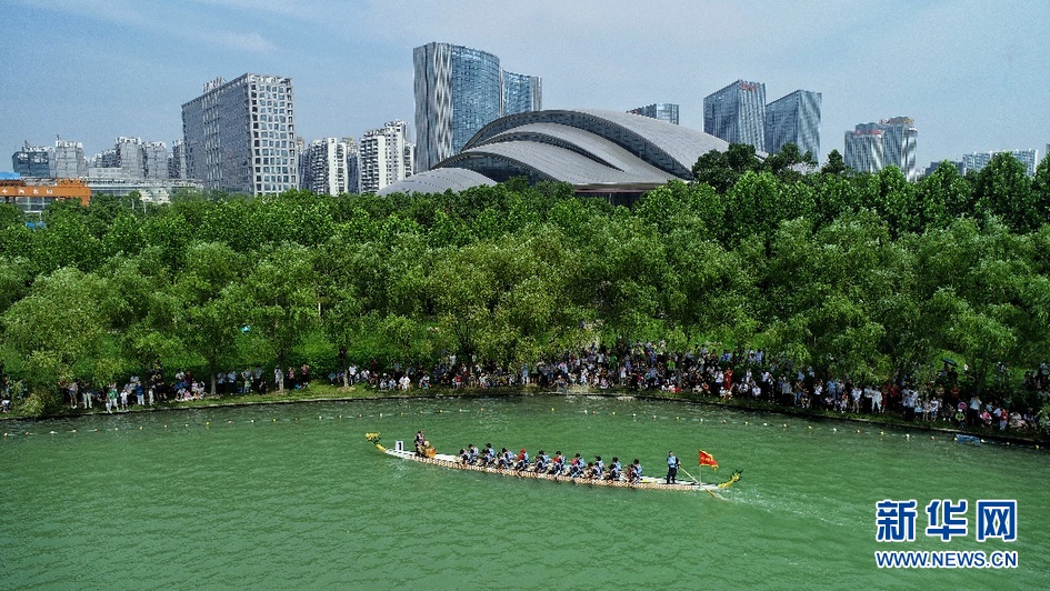 安徽：航拍百舸爭流鬧端午