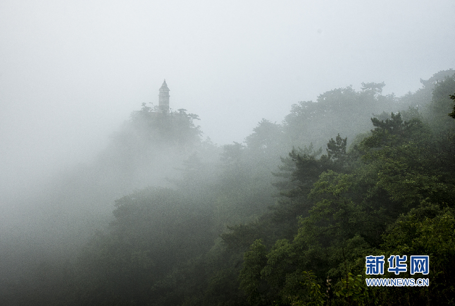 天津：霧鎖盤山