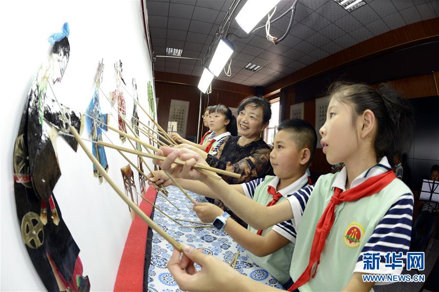 河北樂亭：“非遺”皮影進校園