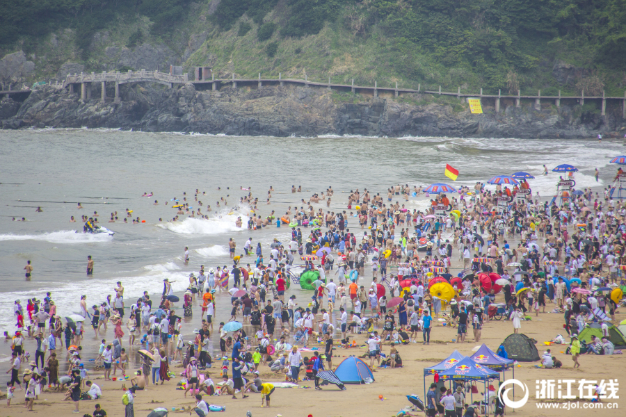 暑期未到 舟山海濱浴場已開啟“下餃子”模式