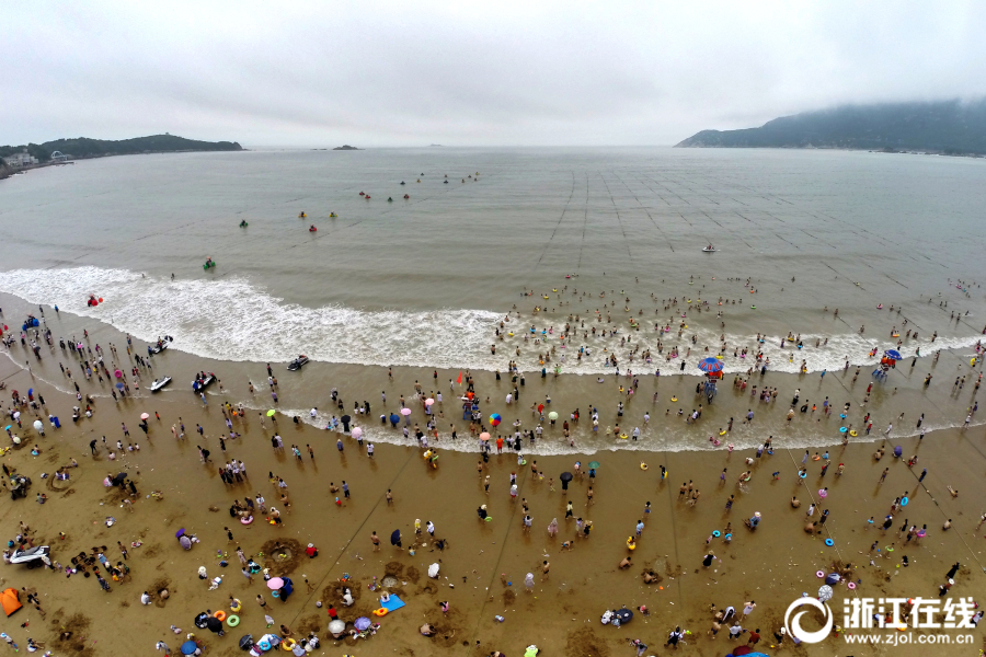 暑期未到 舟山海濱浴場已開啟“下餃子”模式