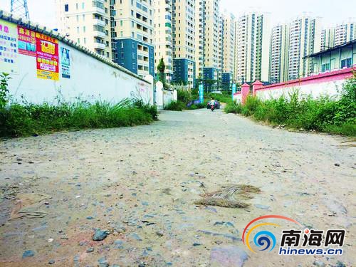 【民生圖文列表】【即時快訊】文昌小區道路坑洼無燈路  居民出行不安心