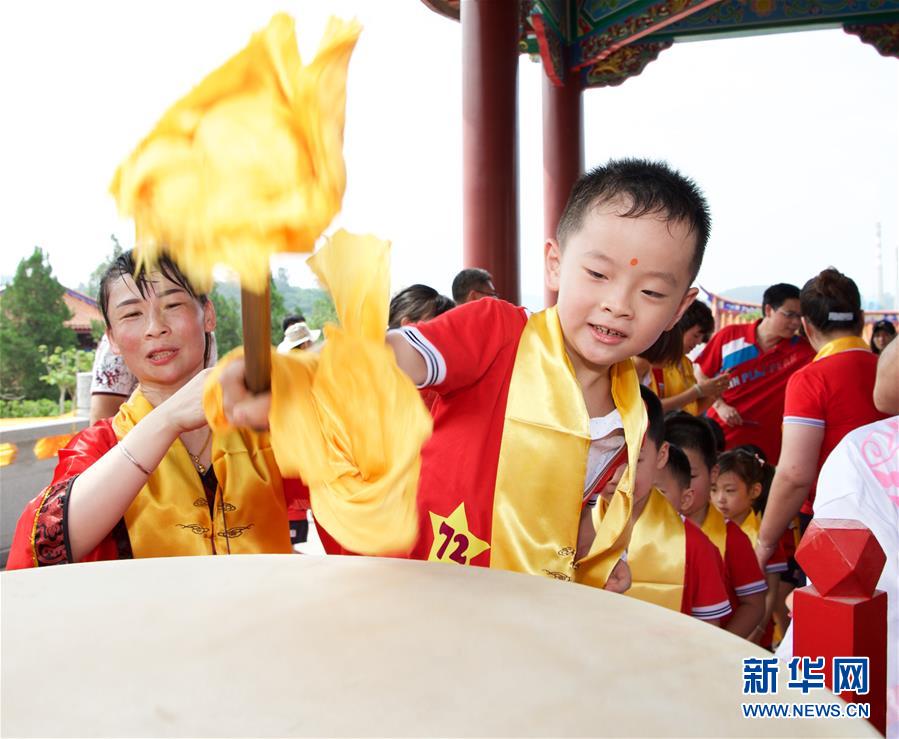 福建長泰：學童開筆習禮