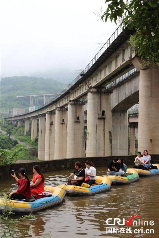 【焦點圖】重慶新晉“網紅”景點 人工空中運河穿樓而過