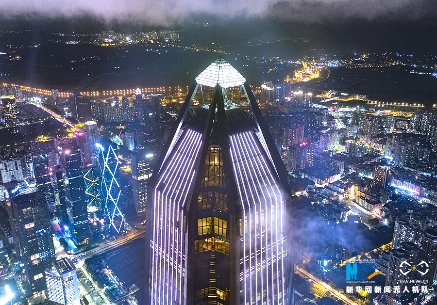 雲遮霧繞 航拍深圳雨夜別樣美