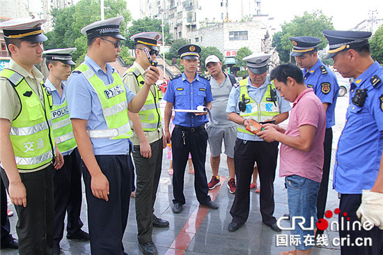 【法制安全】重慶大足交通執法隊員利用工作開展主題黨日活動【內容頁標題】重慶大足交通執法隊員在工作崗位上開展主題黨日活動