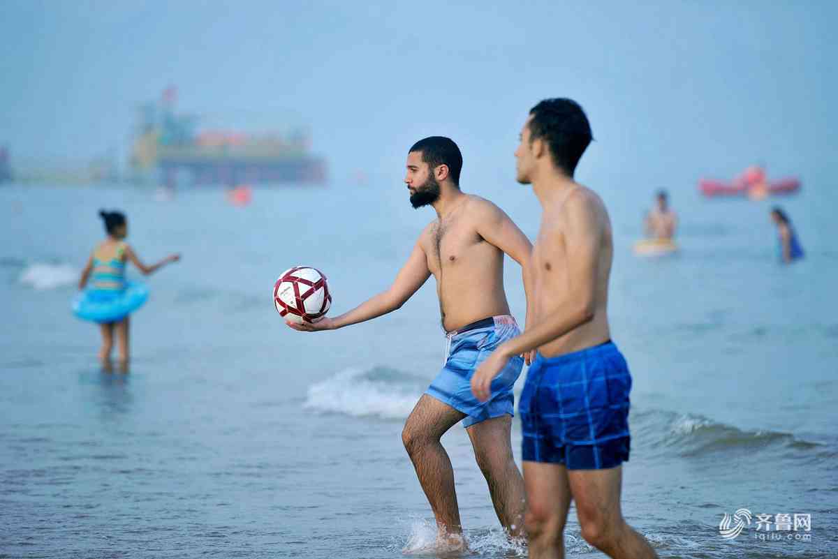 青島8大海水浴場7月1日開放 部分遊客下水享受清涼