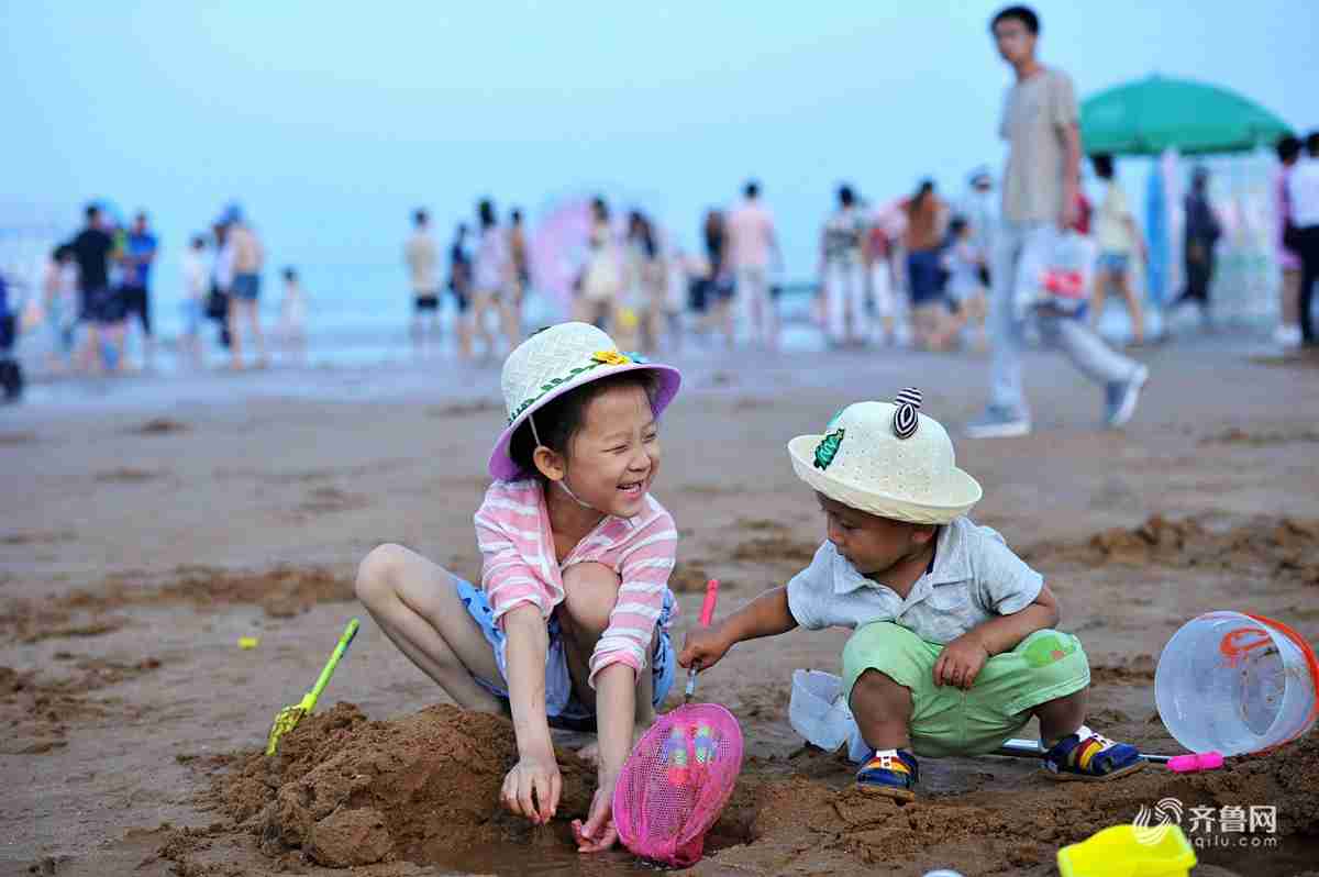 青島8大海水浴場7月1日開放 部分遊客下水享受清涼