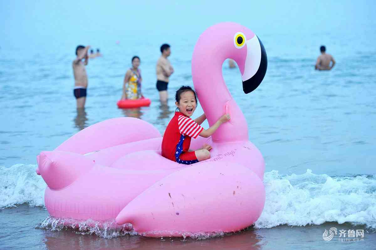 青島8大海水浴場7月1日開放 部分遊客下水享受清涼