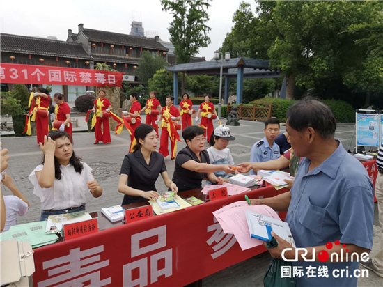 （供稿 平安江蘇列表 三吳大地泰州  移動版）“國際禁毒日”泰州興化法院普法宣傳形式多樣