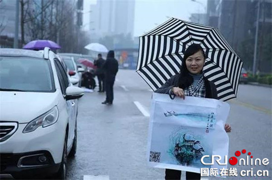 【社會民生】重慶百名車主助“魔豆媽媽”延續漸凍症兒子生命