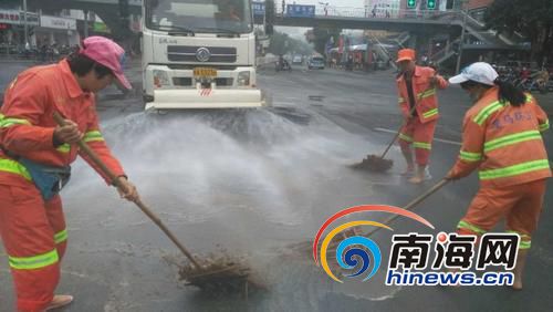 【民生】【即時快訊】海口10多名環衛工冬天赤腳清洗路面