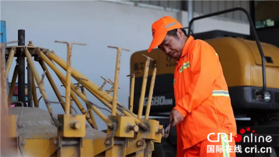 貴州玉屏：獨臂養路工的“鋪路石”人生